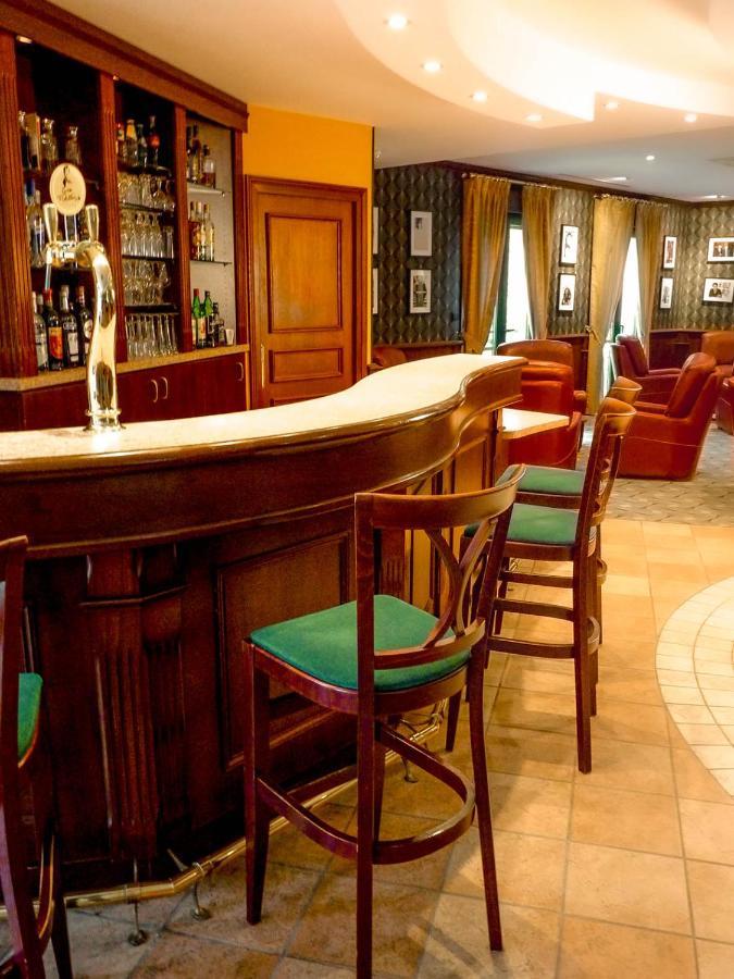 Logis Hotel - Restaurant Le Tulipier Vienne-le-Château Екстериор снимка