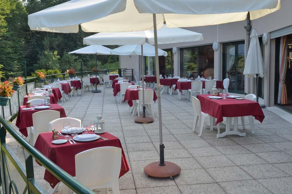 Logis Hotel - Restaurant Le Tulipier Vienne-le-Château Екстериор снимка