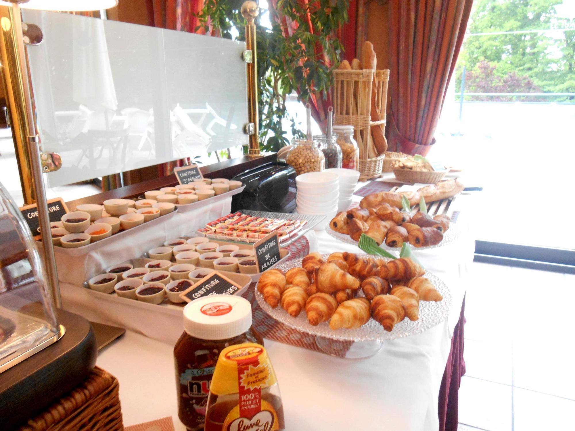 Logis Hotel - Restaurant Le Tulipier Vienne-le-Château Екстериор снимка