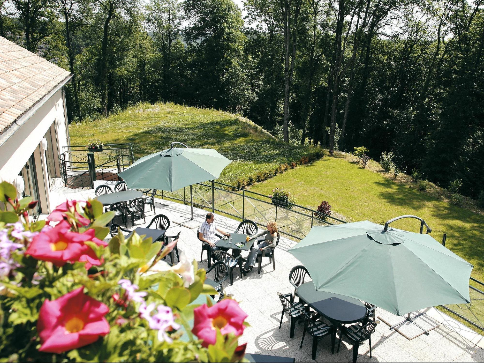Logis Hotel - Restaurant Le Tulipier Vienne-le-Château Екстериор снимка