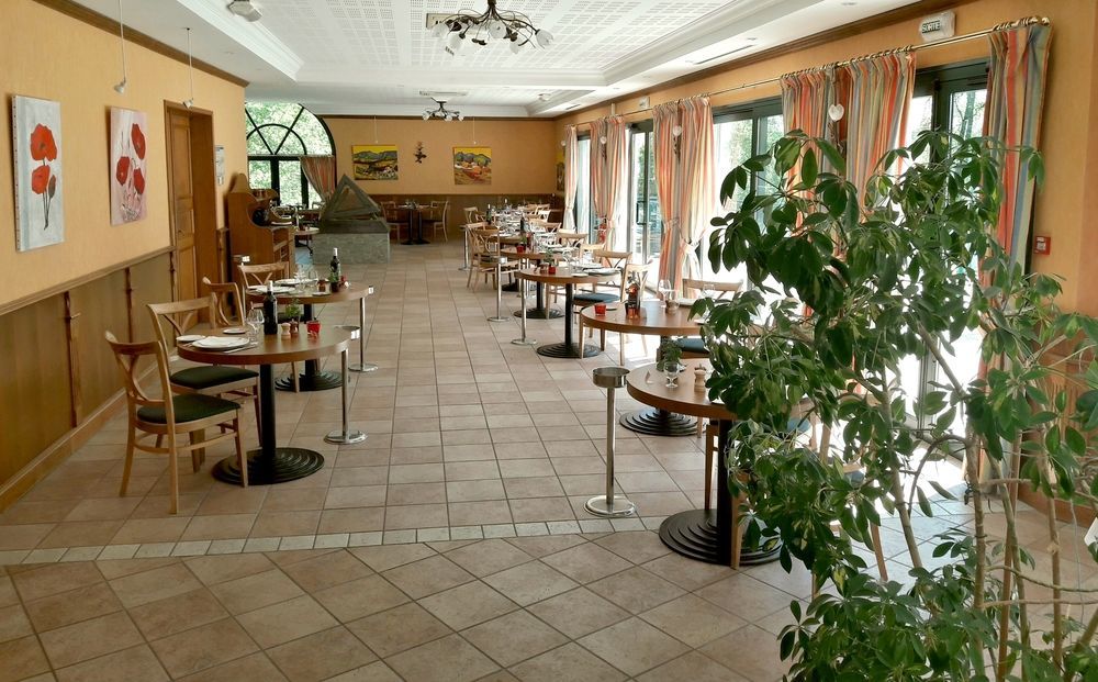 Logis Hotel - Restaurant Le Tulipier Vienne-le-Château Екстериор снимка